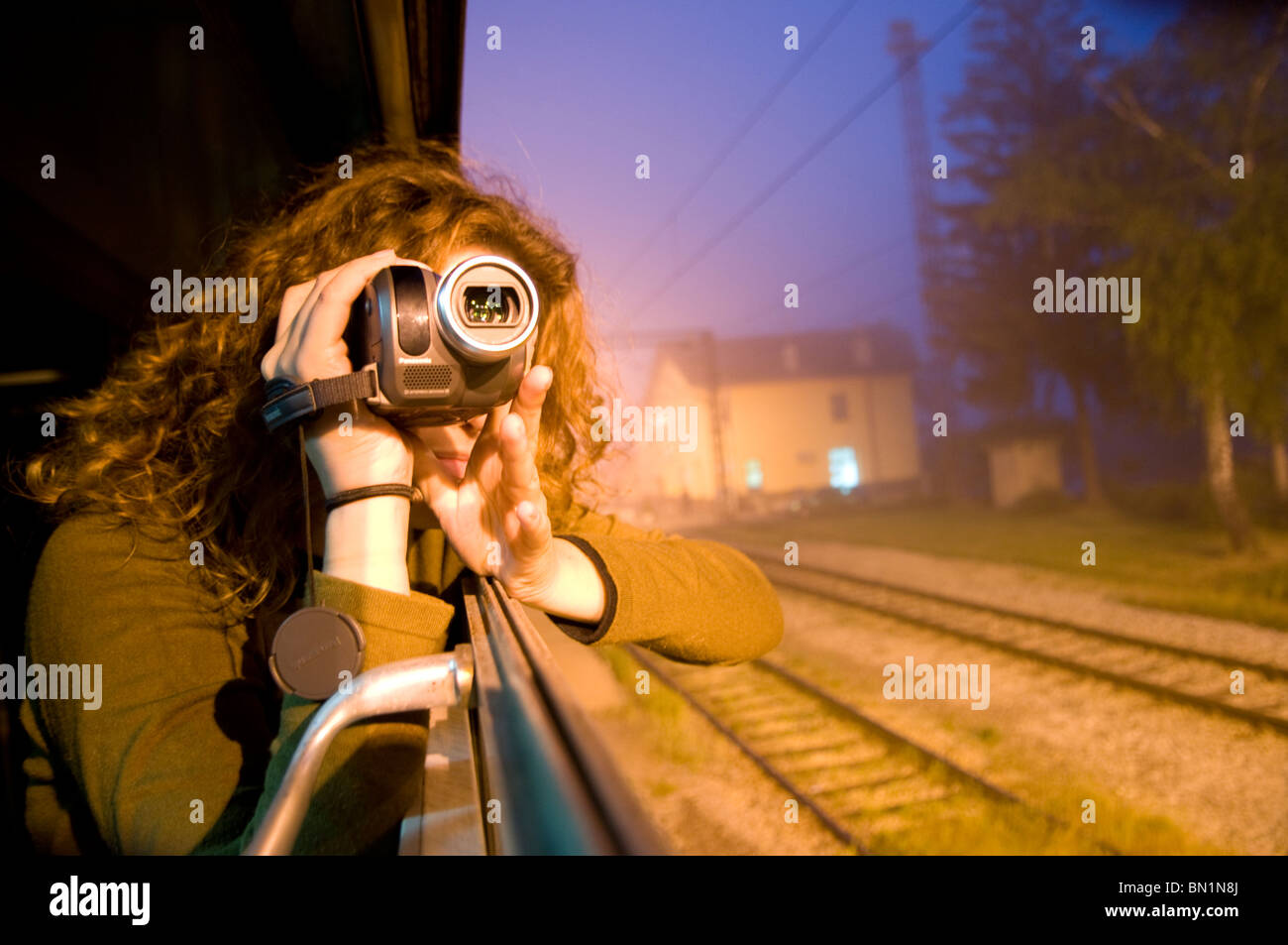 Une femme de filmer avec une caméra vidéo d'un train dans la Republika Srpska, l'une des deux entités politiques de la Bosnie et Herzégovine Banque D'Images