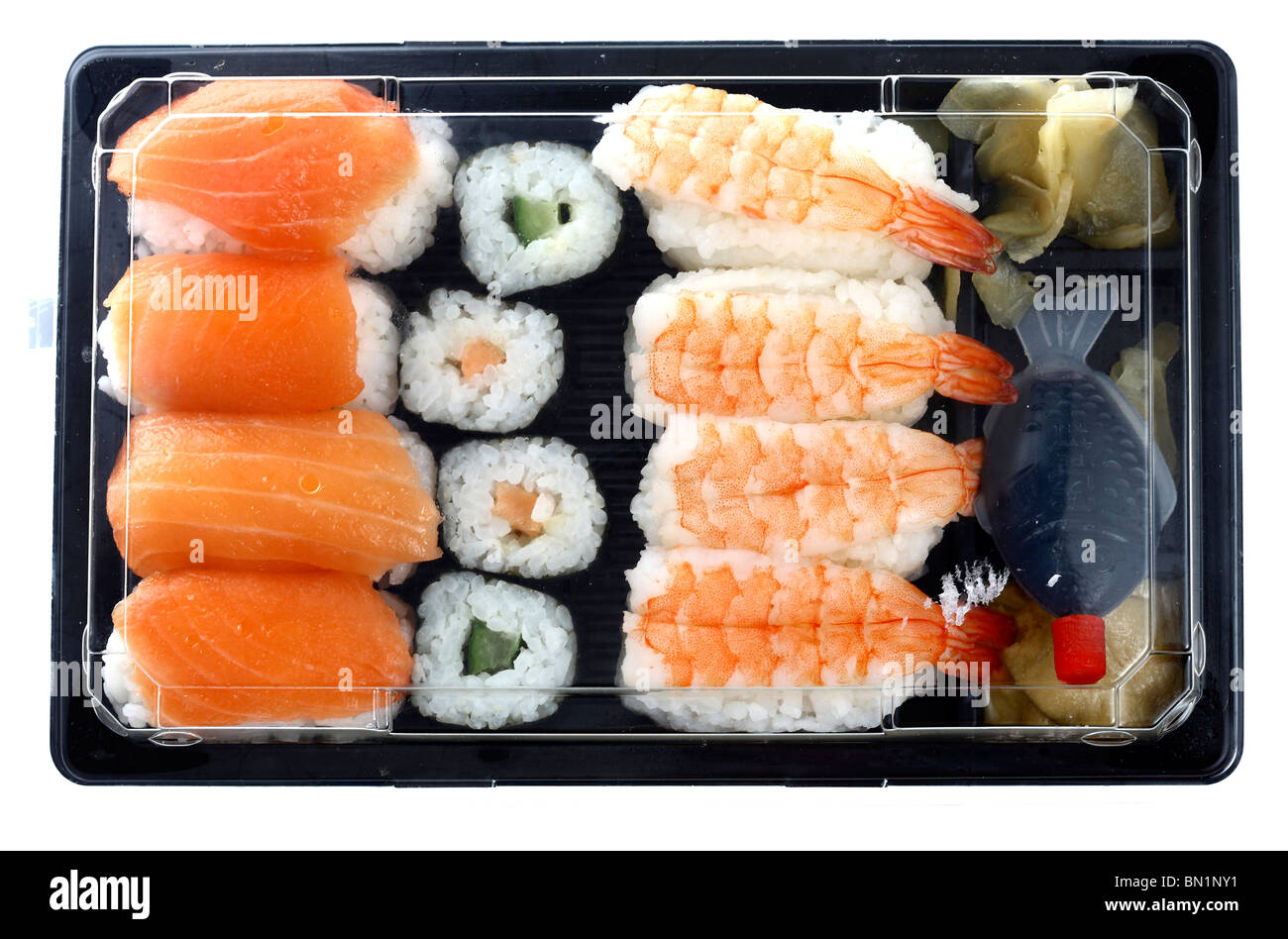 Sushi et Sashimi différents morceaux dans une boîte, pour l'emporter, dans un supermarché. Banque D'Images
