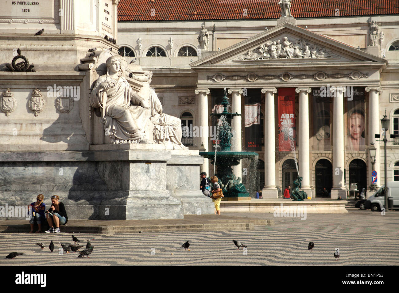 Monument et fontaine en face du théâtre national Dona Maria II sur la place Praça de Dom Pedro IV ou à Lisbonne Rossio, Banque D'Images