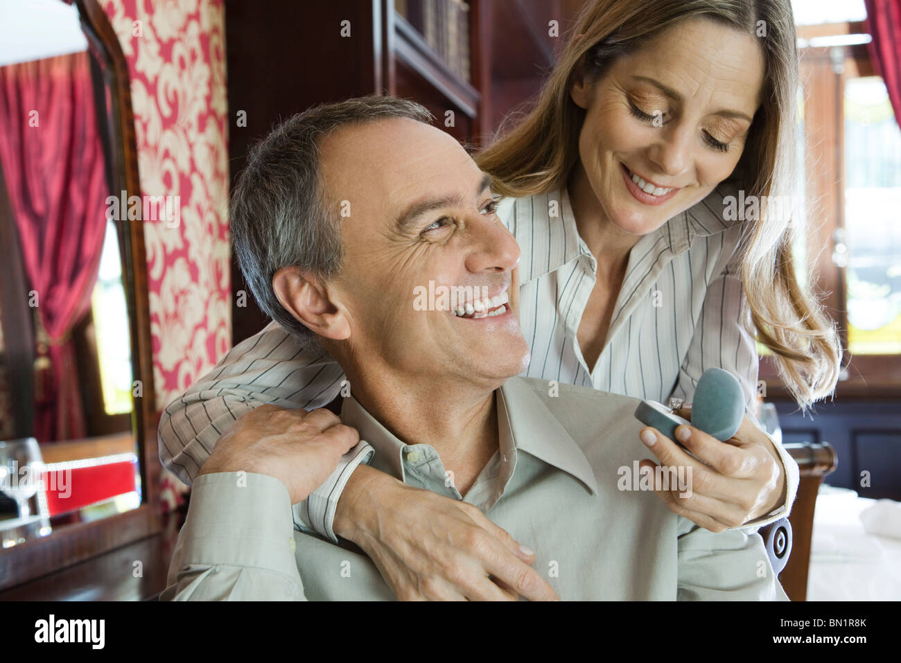 Jeune couple, woman admiring nouvel anneau Banque D'Images