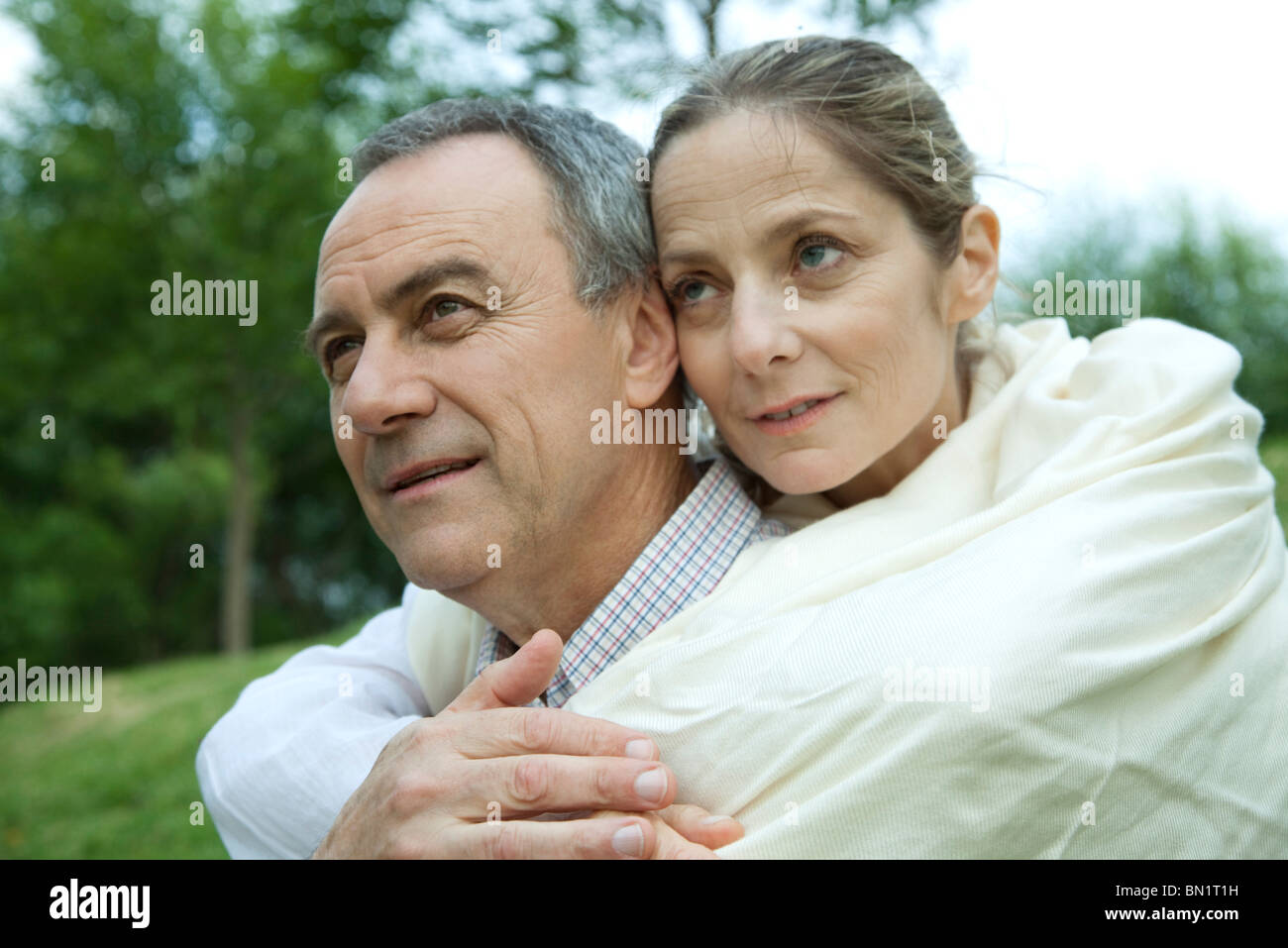 Young couple embracing, portrait Banque D'Images