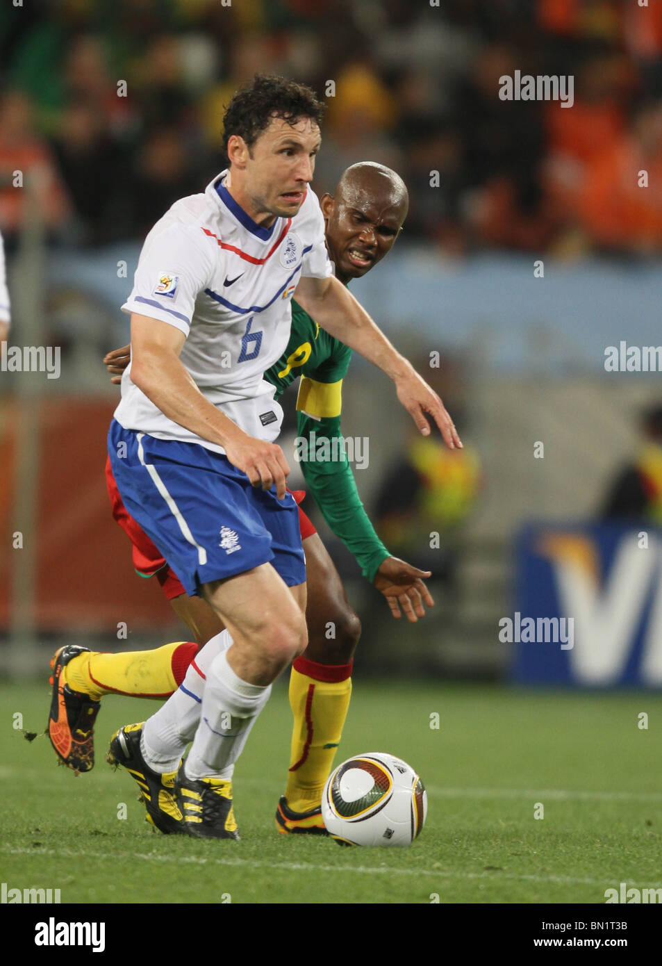 MARK VAN BOMMEL ET SAMUEL ETOO CAMEROUN V Pays-bas STADE GREEN POINT CAPE TOWN AFRIQUE DU SUD 24 Juin 2010 Banque D'Images