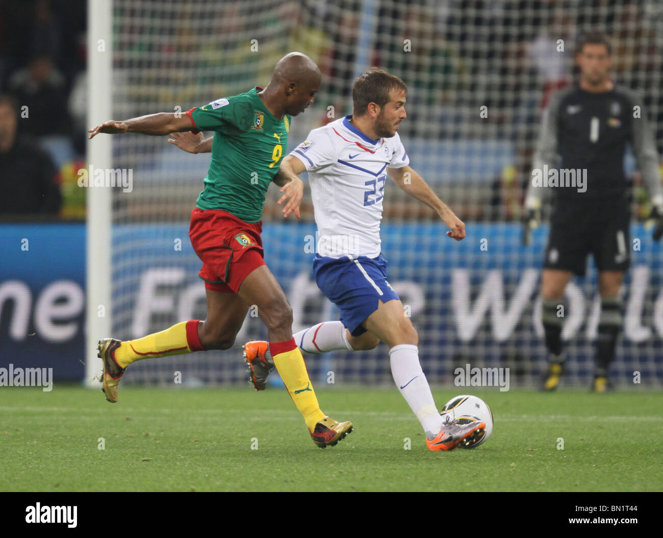SAMUEL ETOO & RAFAEL VAN DER V CAMEROUN V Pays-bas STADE GREEN POINT CAPE TOWN AFRIQUE DU SUD 24 Juin 2010 Banque D'Images