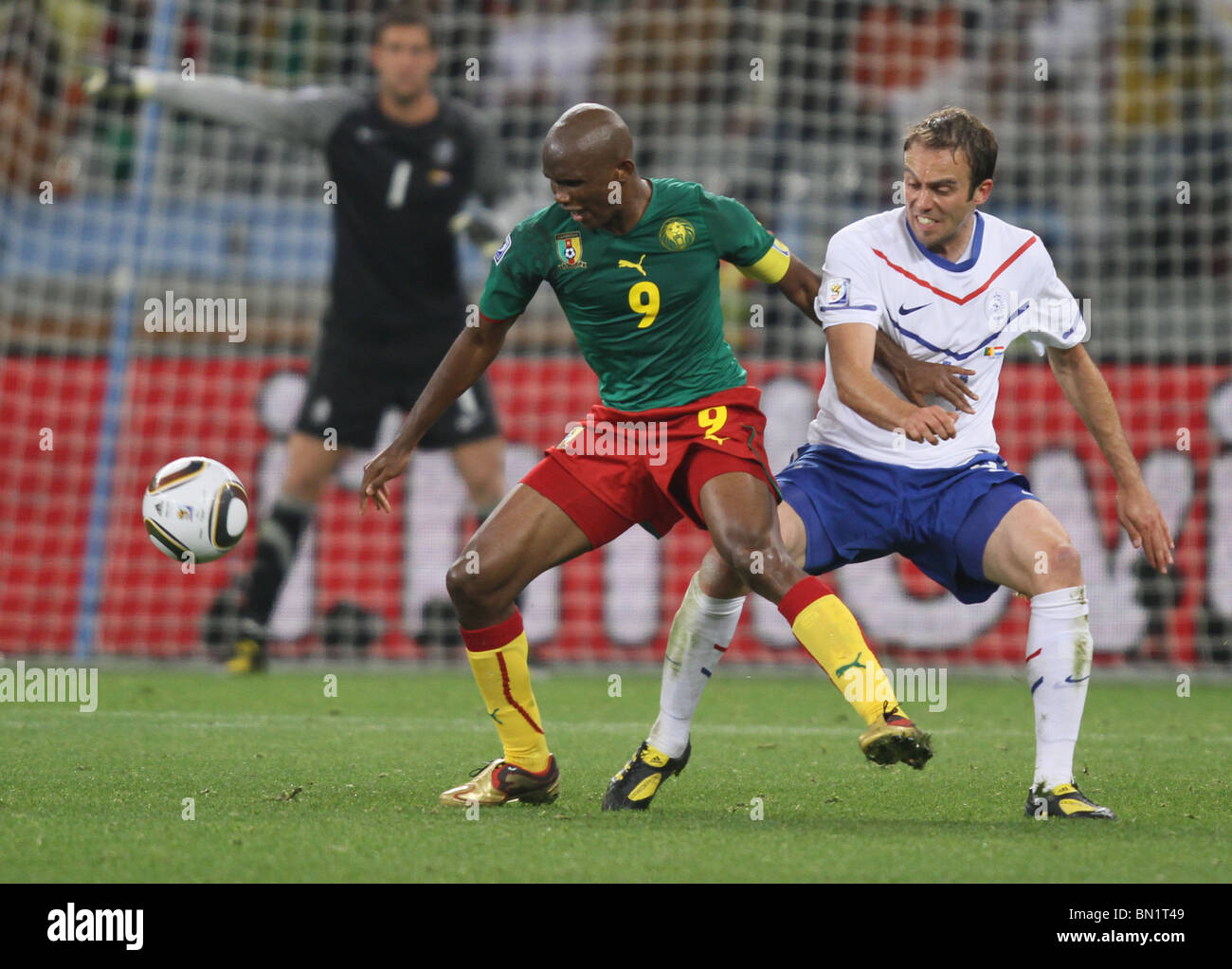 SAMUEL ETOO & JORIS MATHIJSEN CAMEROUN V Pays-bas STADE GREEN POINT CAPE TOWN AFRIQUE DU SUD 24 Juin 2010 Banque D'Images