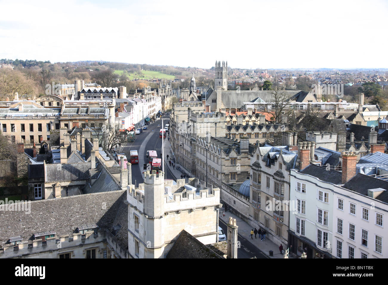 Une vue aérienne de la Grand-rue à Oxford prises à partir de l'Université St Mary's Church. Banque D'Images