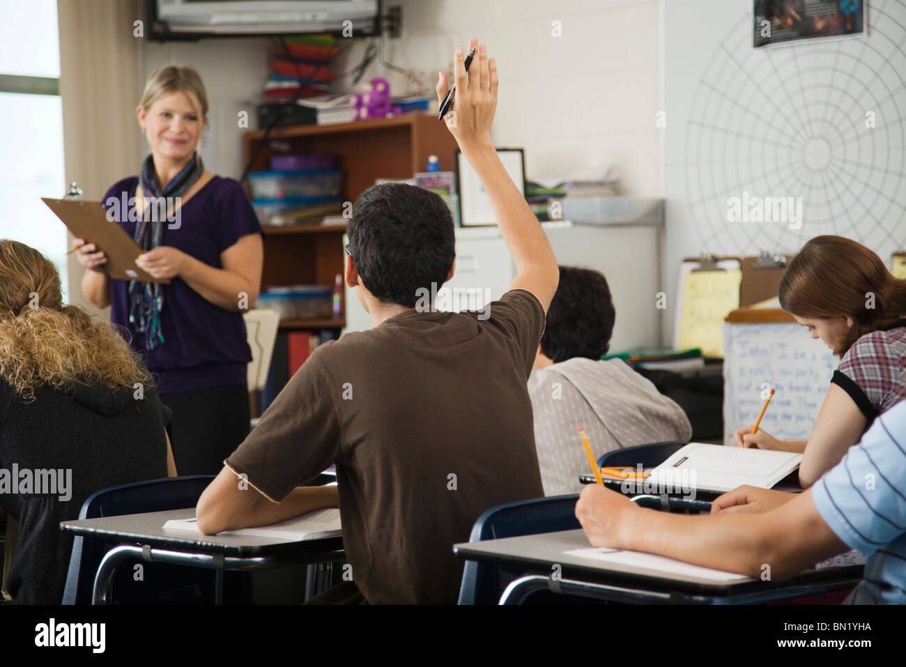 Student raising hand in class Banque D'Images