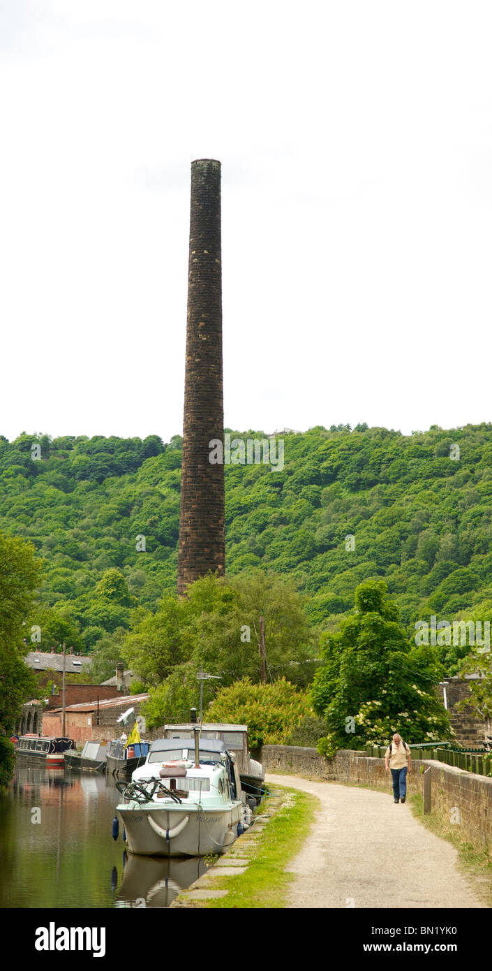 Le moulin vieux moulin en pierre et cheminée, Hebden Bridge, West Yorkshire Banque D'Images