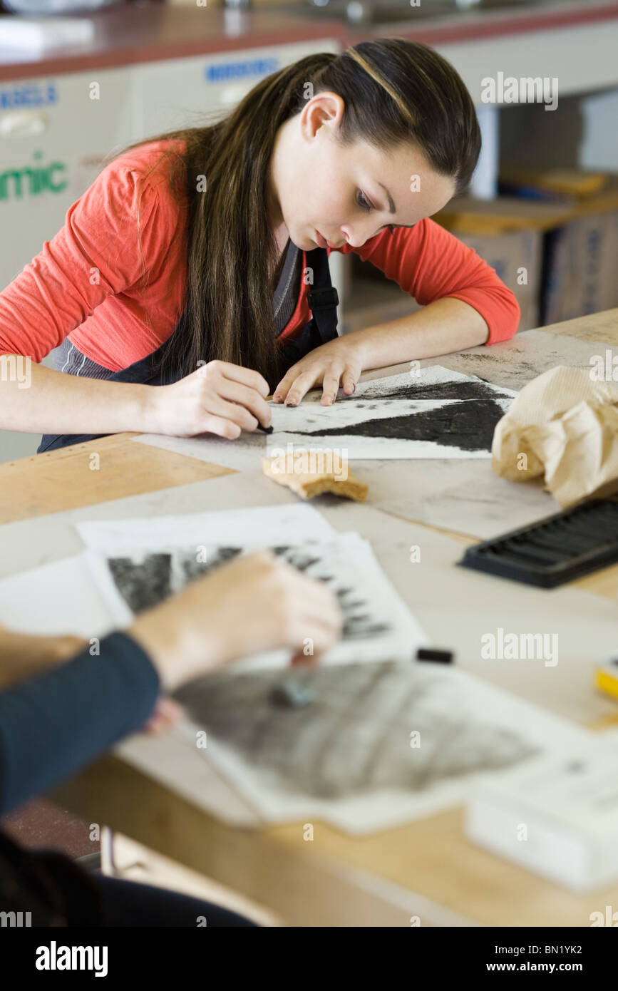 Dessin au fusain dans la classe d'art Banque D'Images