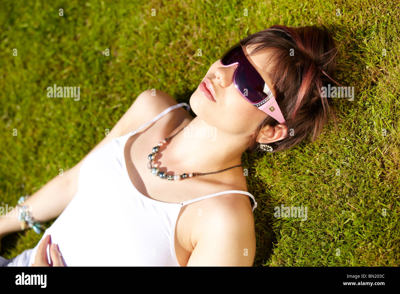 Girl lying on grass Banque D'Images