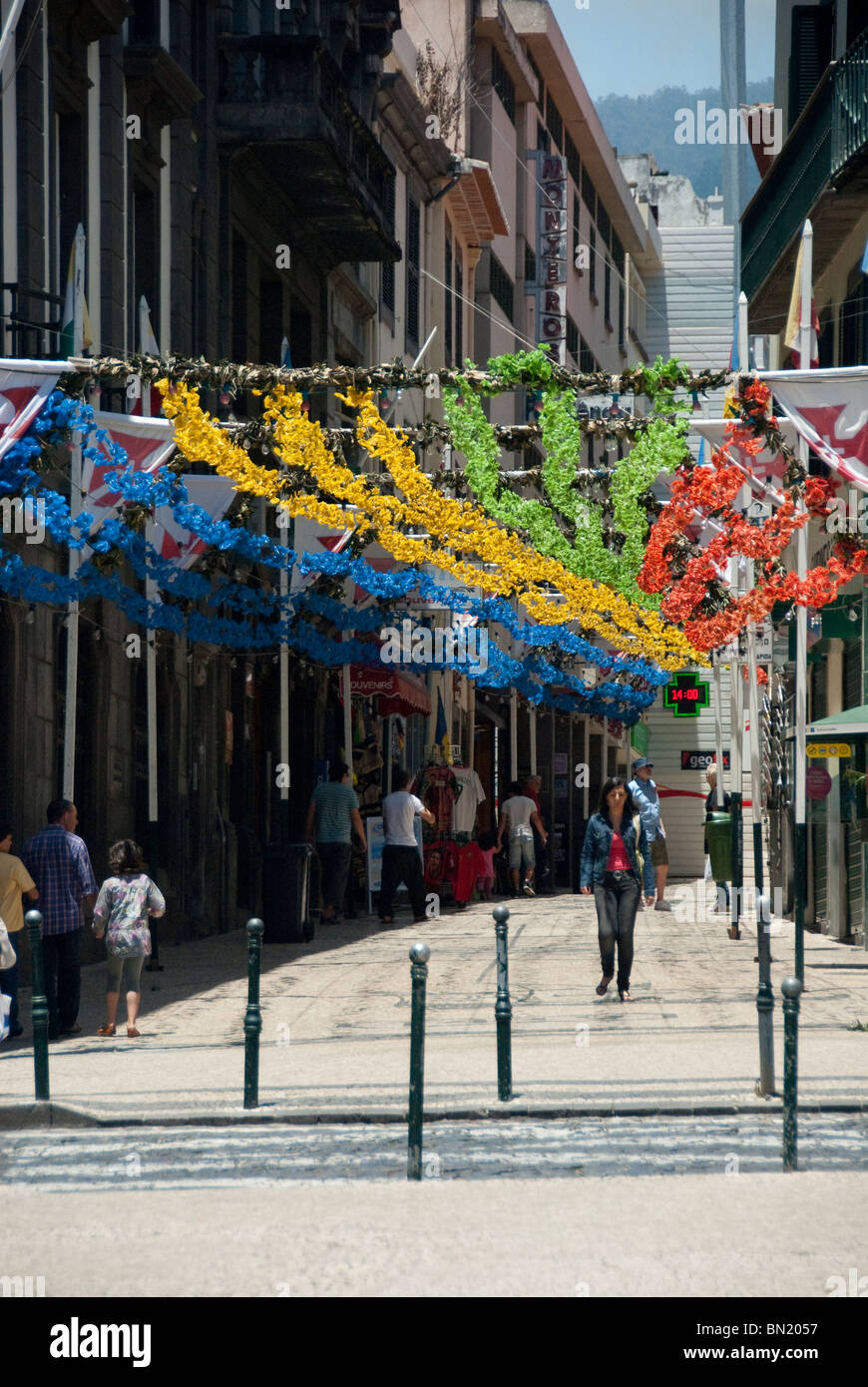 Le Portugal, l'île de Madère, Funchal. Le centre-ville de Funchal, scène de rue typique. La rue arc-en-ciel coloré de décorations. Banque D'Images