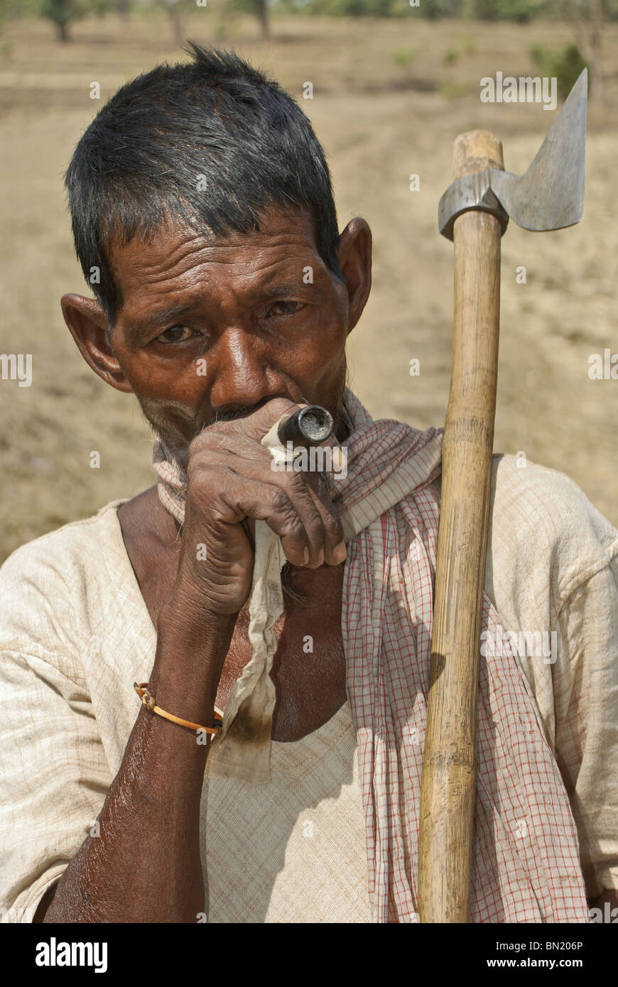 Un berger est fumeurs chillum' et 'holding une hache Banque D'Images