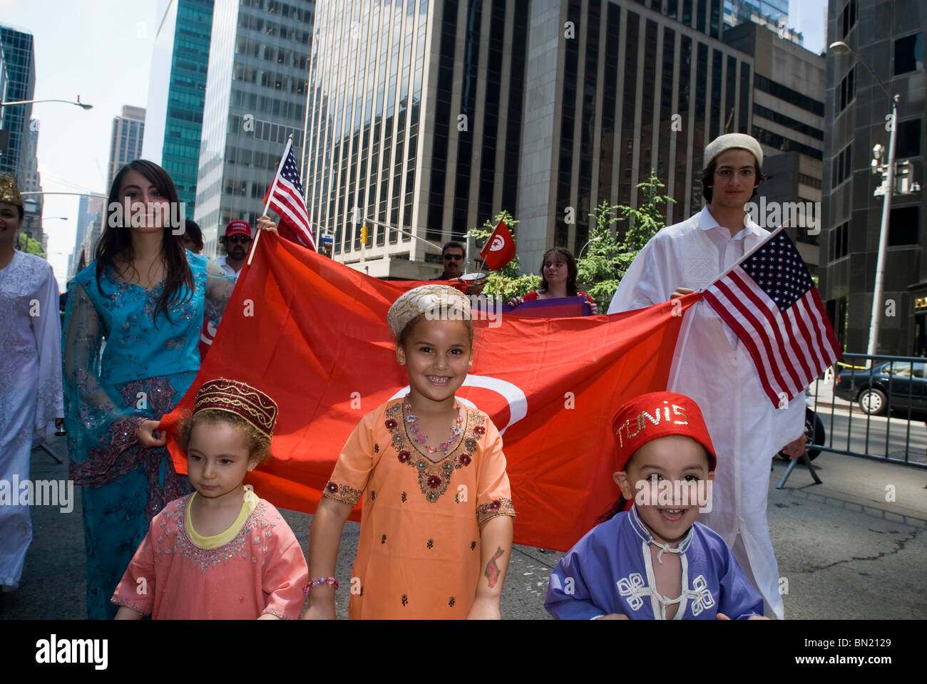 Un groupe de Tunisiens dans les marches les immigrants internationaux défilent à New York Banque D'Images