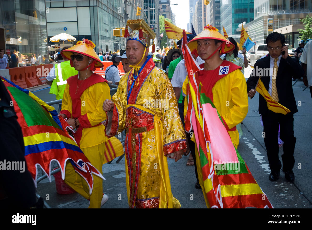 Un groupe de Vietnamiens dans les marches les immigrants internationaux défilent à New York Banque D'Images