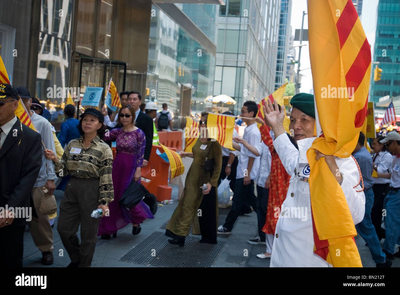 Un groupe de Vietnamiens dans les marches les immigrants internationaux défilent à New York Banque D'Images