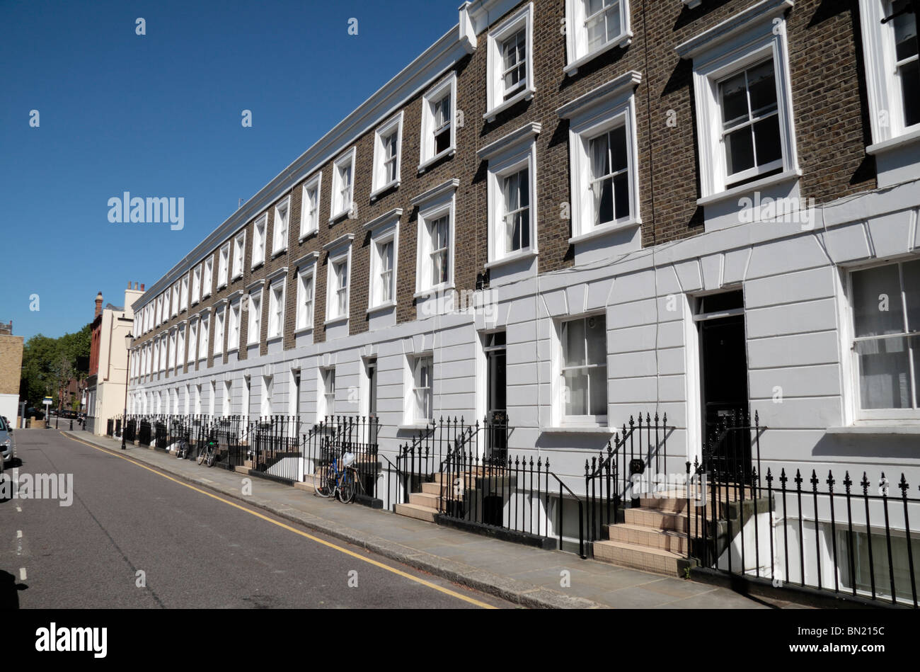 Une ligne de sunlit exclusives sur Christchurch Street, Chelsea, London, UK. Banque D'Images