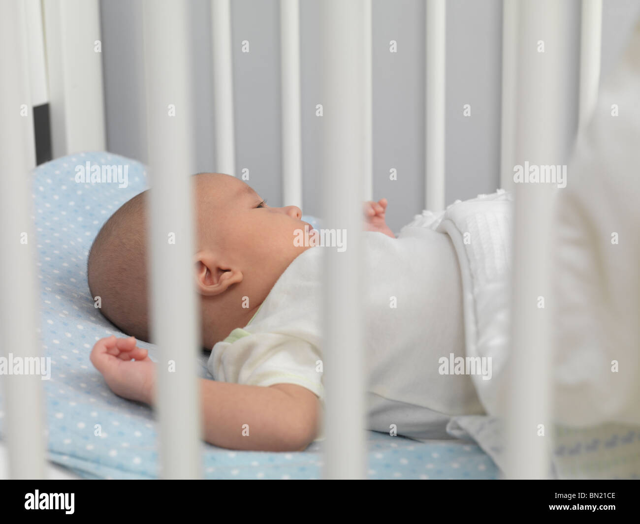 Six Semaine Mignon Bebe Garcon Couche Dans Un Lit De Bebe Photo Stock Alamy Six Semaine Mignon Bebe Garcon Couche Dans Un Lit De Bebe Photo Stock Alamy