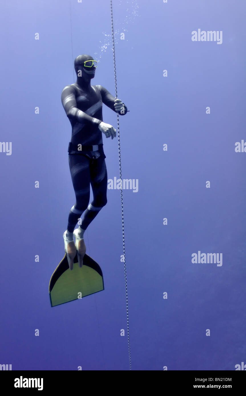 Freediver soulève lentement jusqu'à partir de la profondeur par corde Banque D'Images