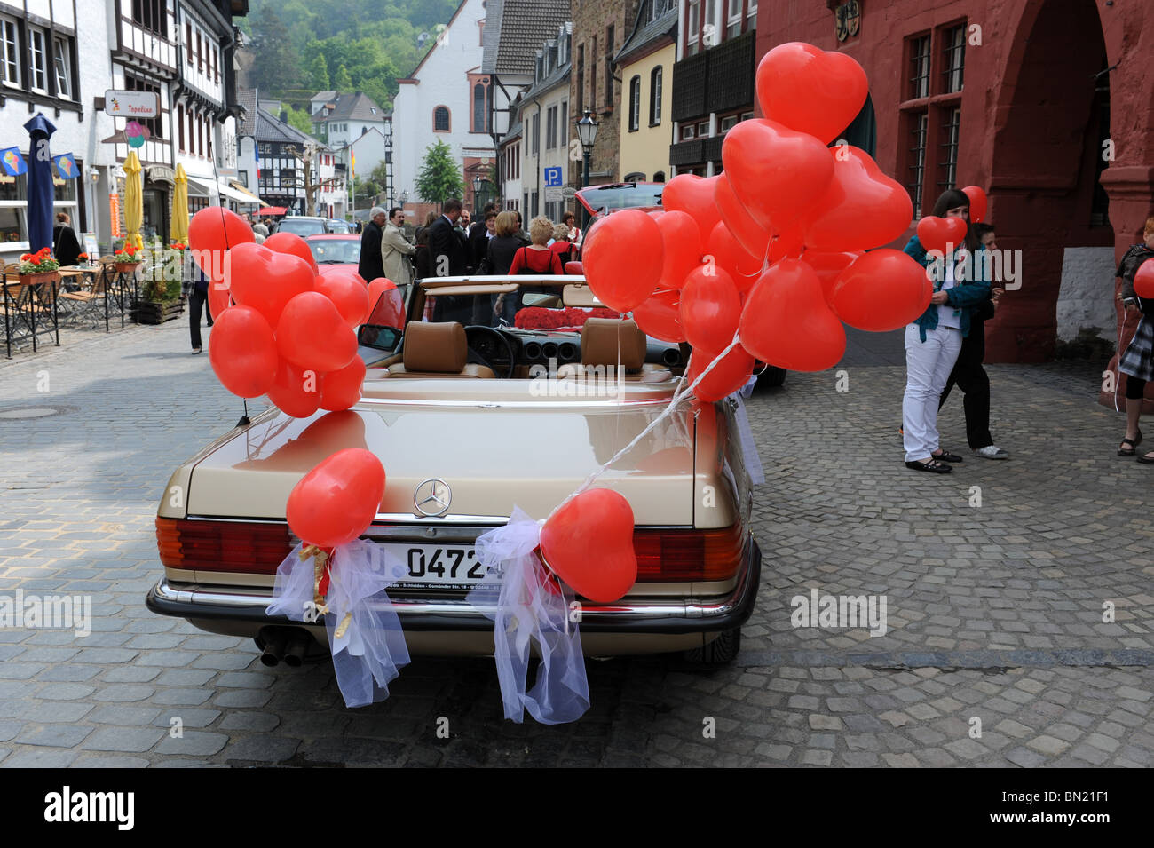 Voiture de mariage avec des ballons en forme de coeur rouge à Bad Munstereifel Allemagne Deutschland Europe Banque D'Images
