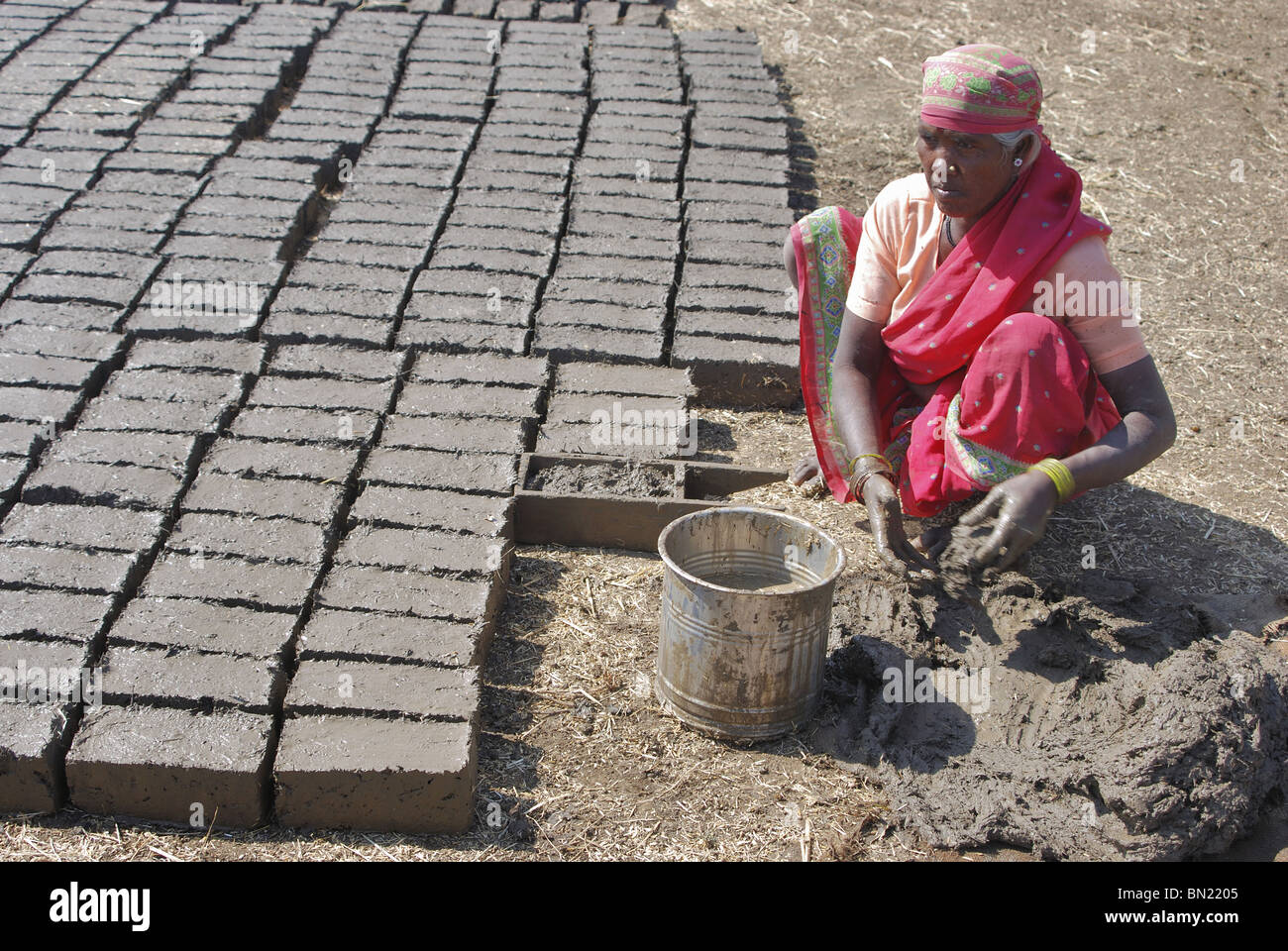 Fabrication de brique dans potalpani village, le Madhya Pradesh Banque D'Images