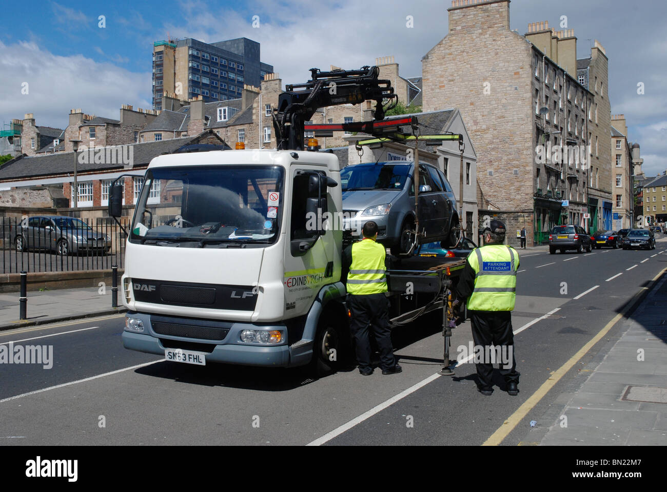 Le personnel du conseil municipal d'Édimbourg utilise une grue HIAB pour retirer une voiture garée illégalement, à Édimbourg, en Écosse, au Royaume-Uni. Banque D'Images