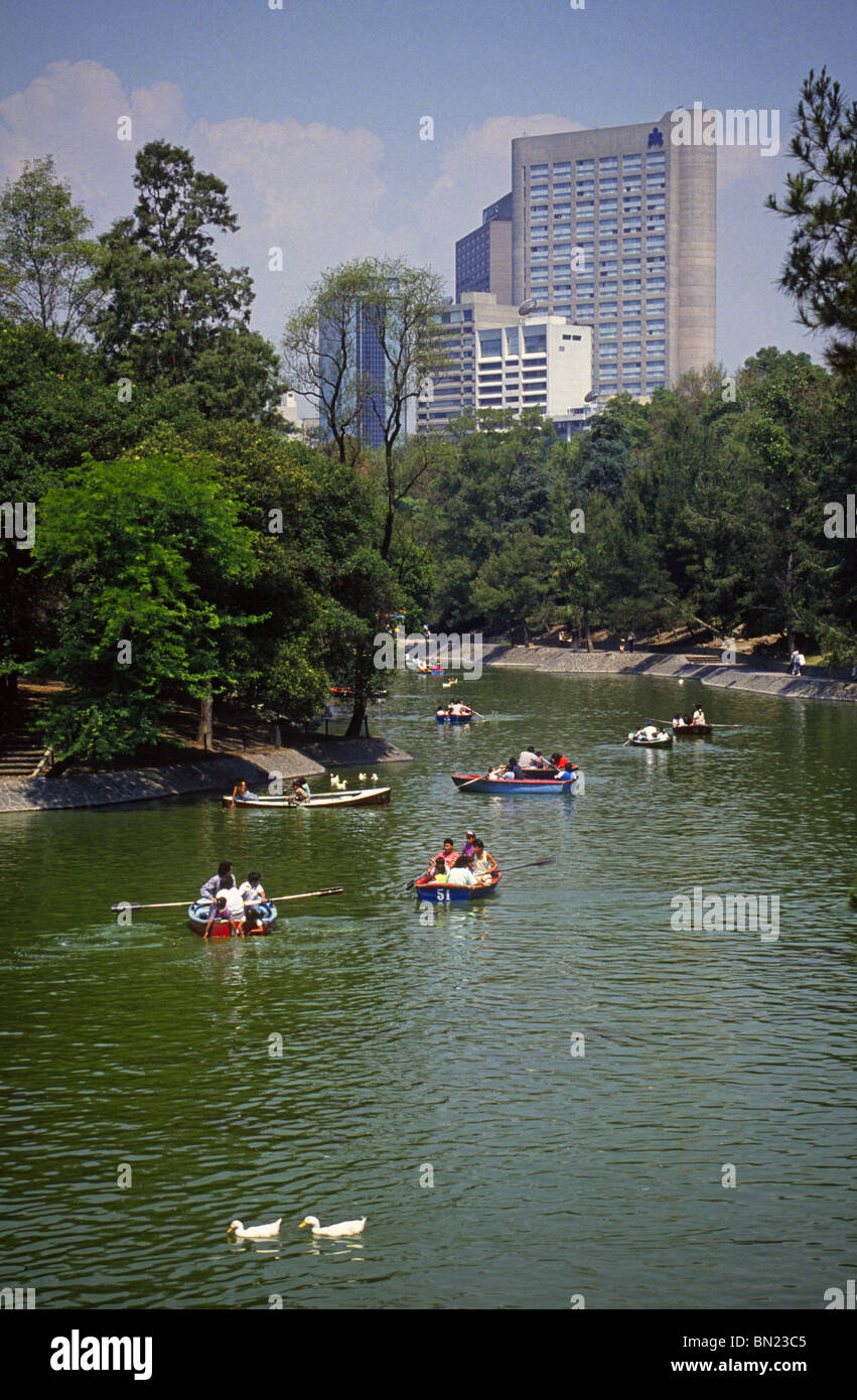 Bateaux sur un lac artificiel dans le parc de Chapultepec, au centre-ville de Mexico Banque D'Images