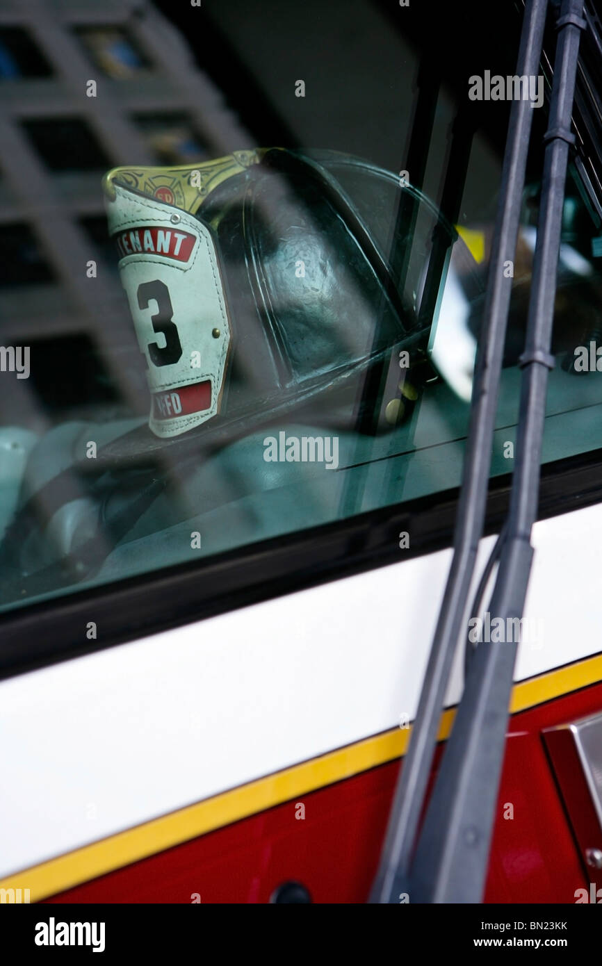 Un casque de pompiers de San Francisco sur le tableau de bord d'un camion d'incendie Banque D'Images