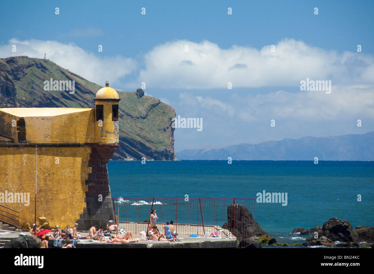 Le Portugal, l'île de Madère, Funchal. Jaune Historique Saint Tiago forteresse (aka Forte de São Tiago ou Fort de Saint James). Banque D'Images