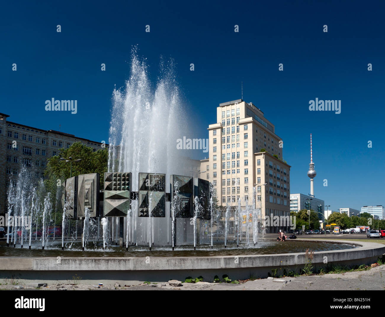 Ère DDR Fontaine à Strausberger Platz sur Karl Marx Allee de l'ex-Berlin Allemagne Banque D'Images