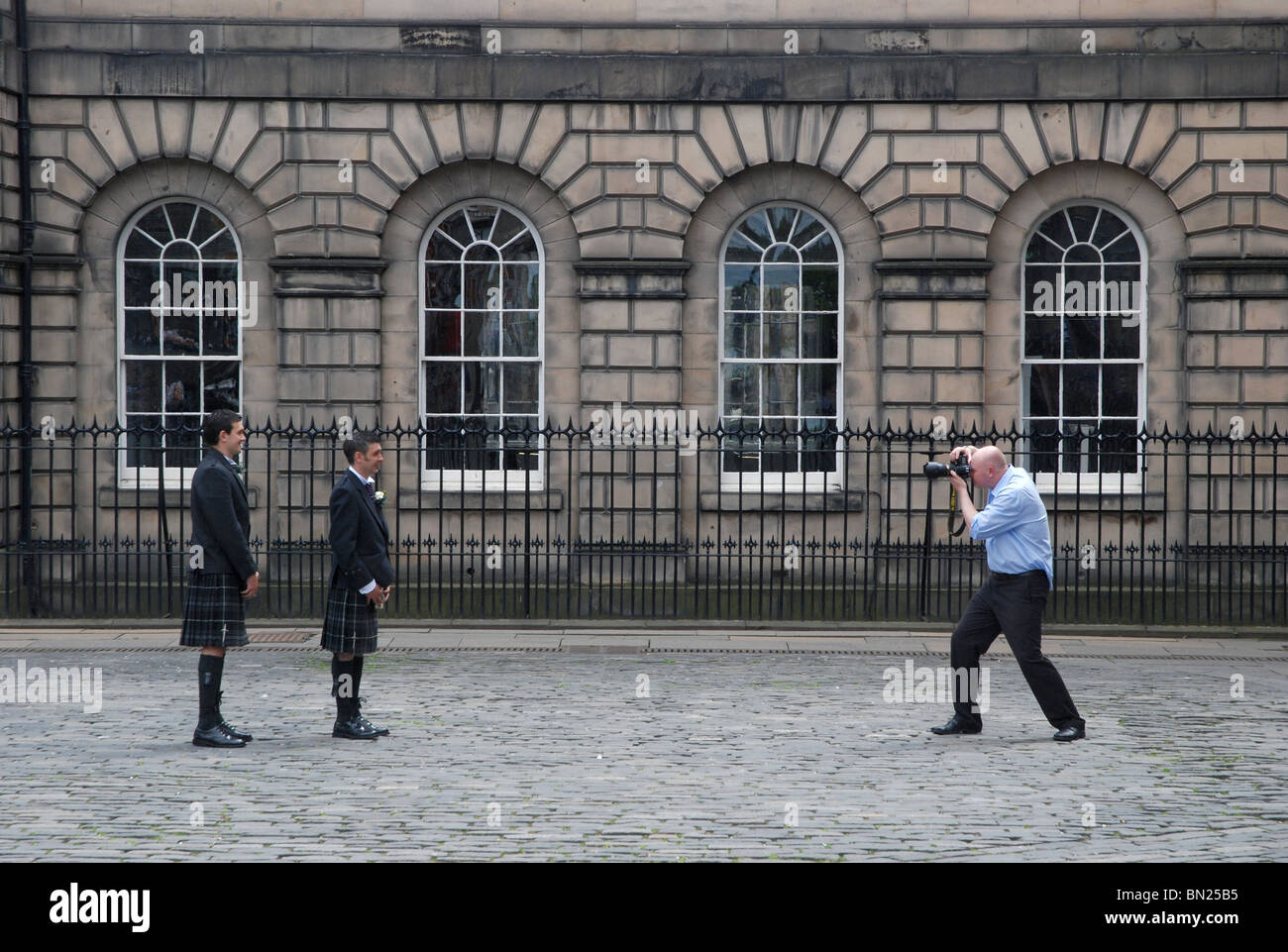 Photographe de mariage mariage photographie réduite en kilts sur la High Street à Édimbourg Banque D'Images