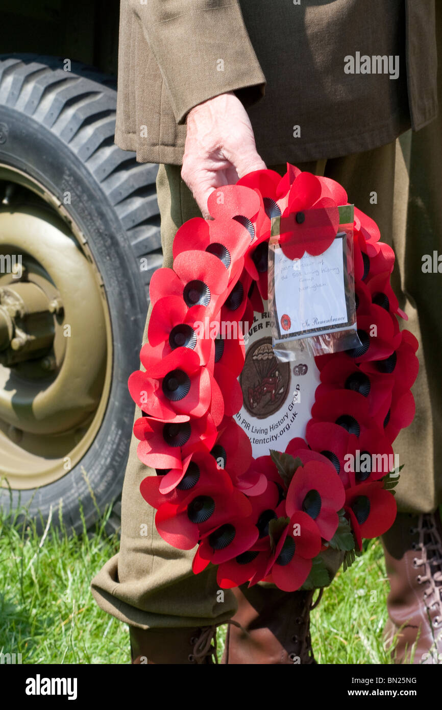 Un homme en uniforme de la seconde guerre mondiale porte un récif de coquelicots Banque D'Images