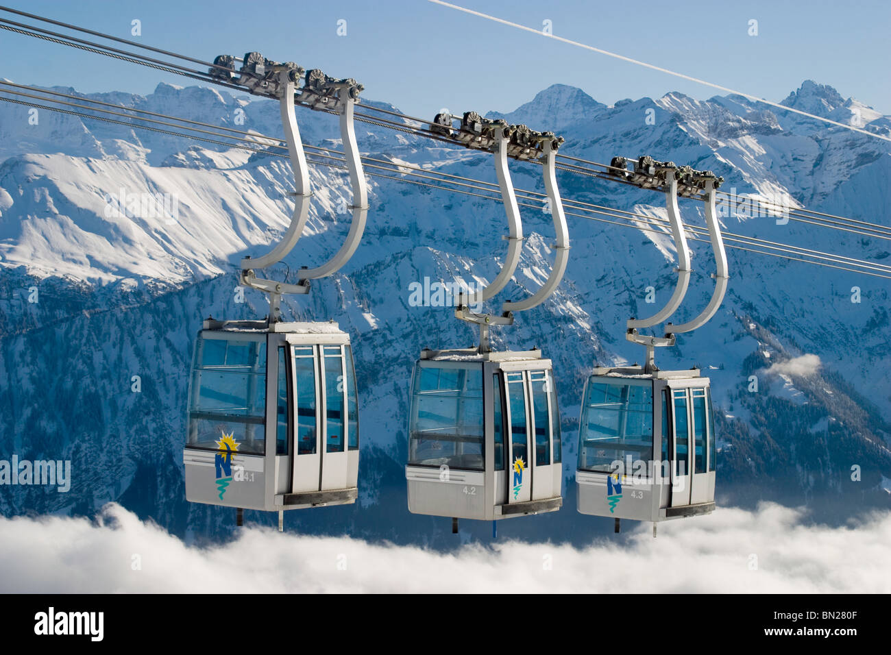 Alpes Suisses antenne : gondela Niederhorn Alpine avec montagnes en arrière-plan. Banque D'Images