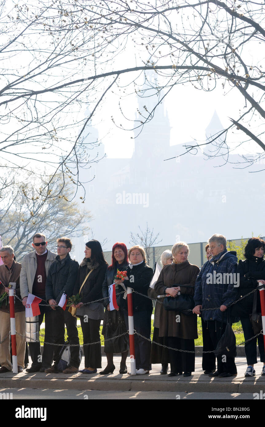 18.04.10 Cracovie personnes attendant de voir des corbillards avec les organes du président Lech Kaczynski et son épouse Maria dans jour de leur enterrement Banque D'Images