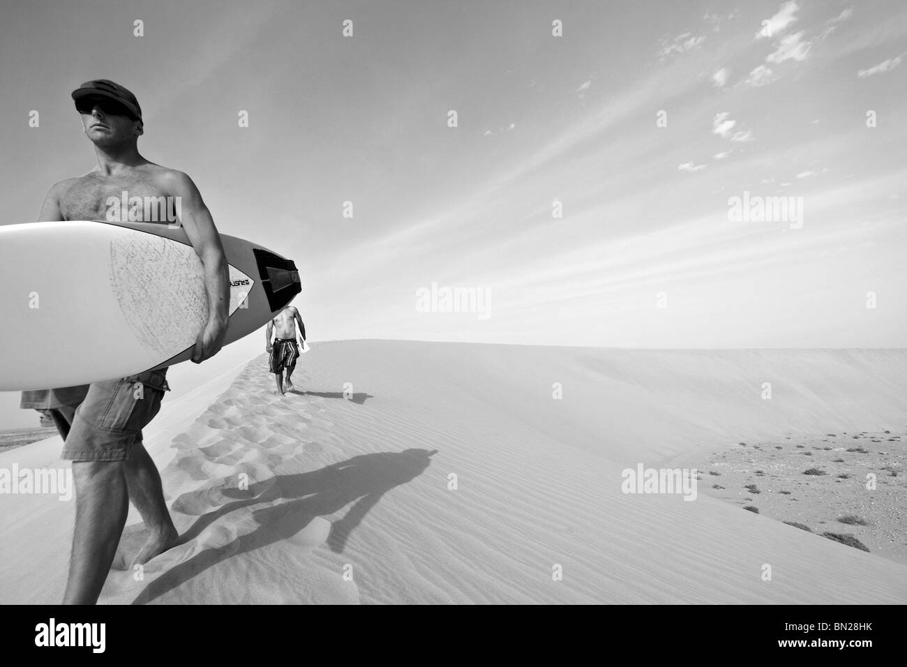 La Mauritanie, Péninsule de Nouadhibou, les surfers de marcher dans le désert du Sahara. Banque D'Images