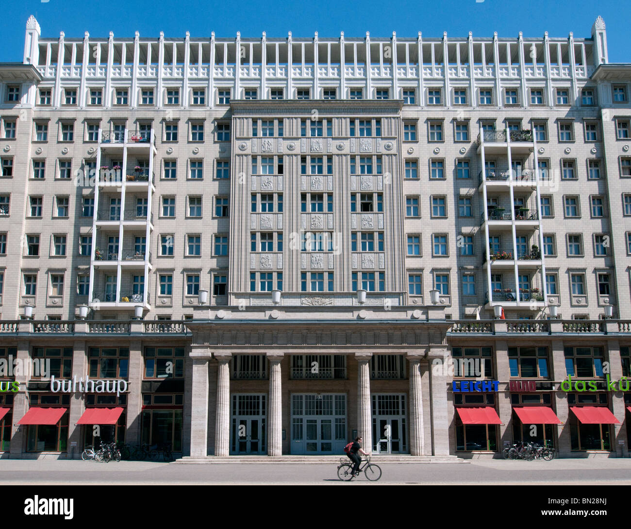 Façades de vieux immeubles d'époque de la RDA socialiste sur Karl Marx Allee de l'ex-Berlin Allemagne Banque D'Images