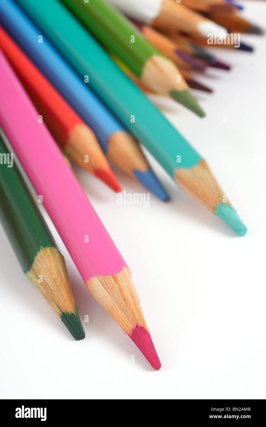 Crayons de couleur sur fond blanc, isolé studio Banque D'Images
