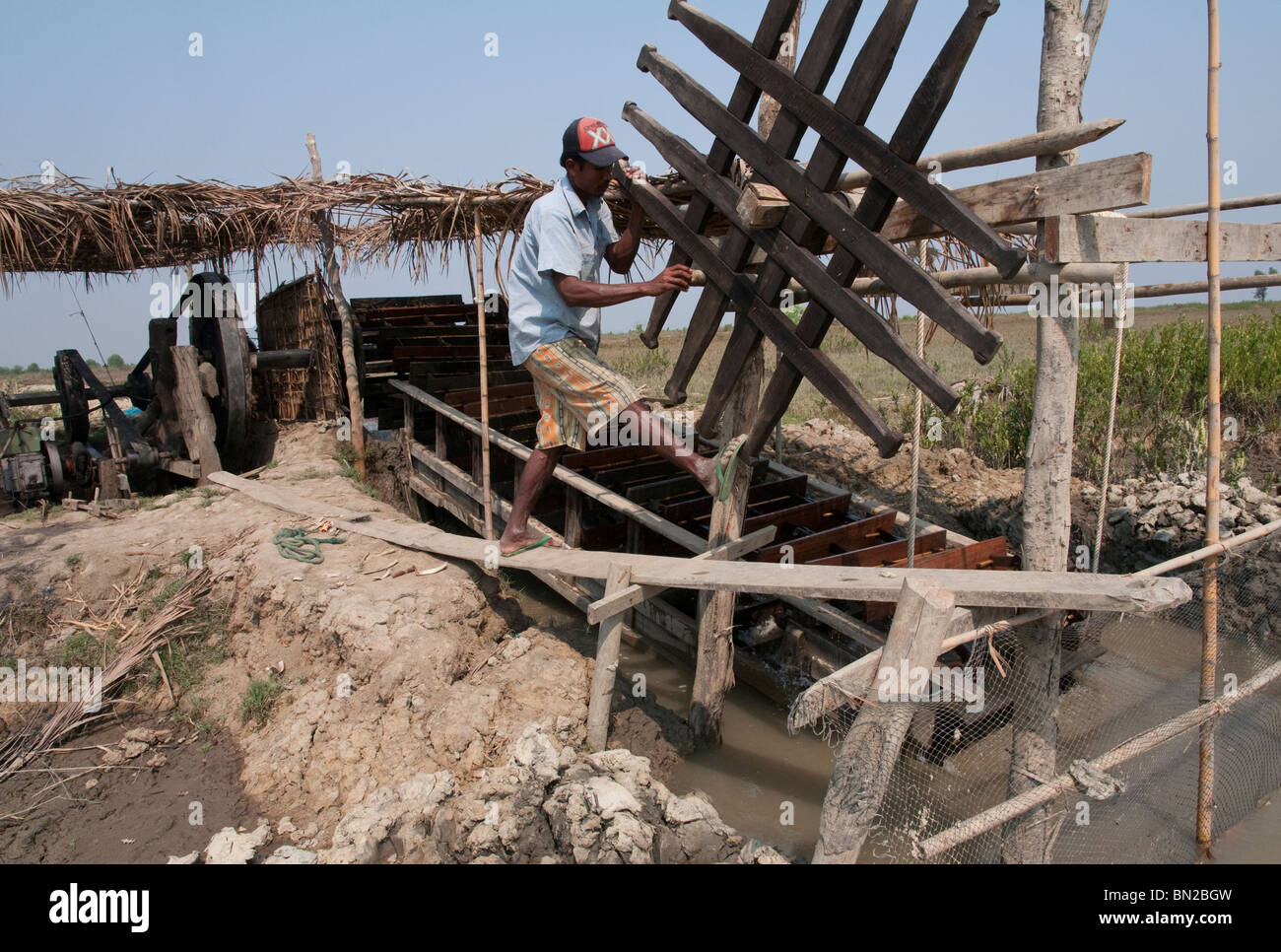 Le Myanmar. La Birmanie. Visite d'une ferme à l'étang salé Tübingen Gyi village de l'Ayeryarwady delta. . Cyclone Nargis : conséquences Banque D'Images