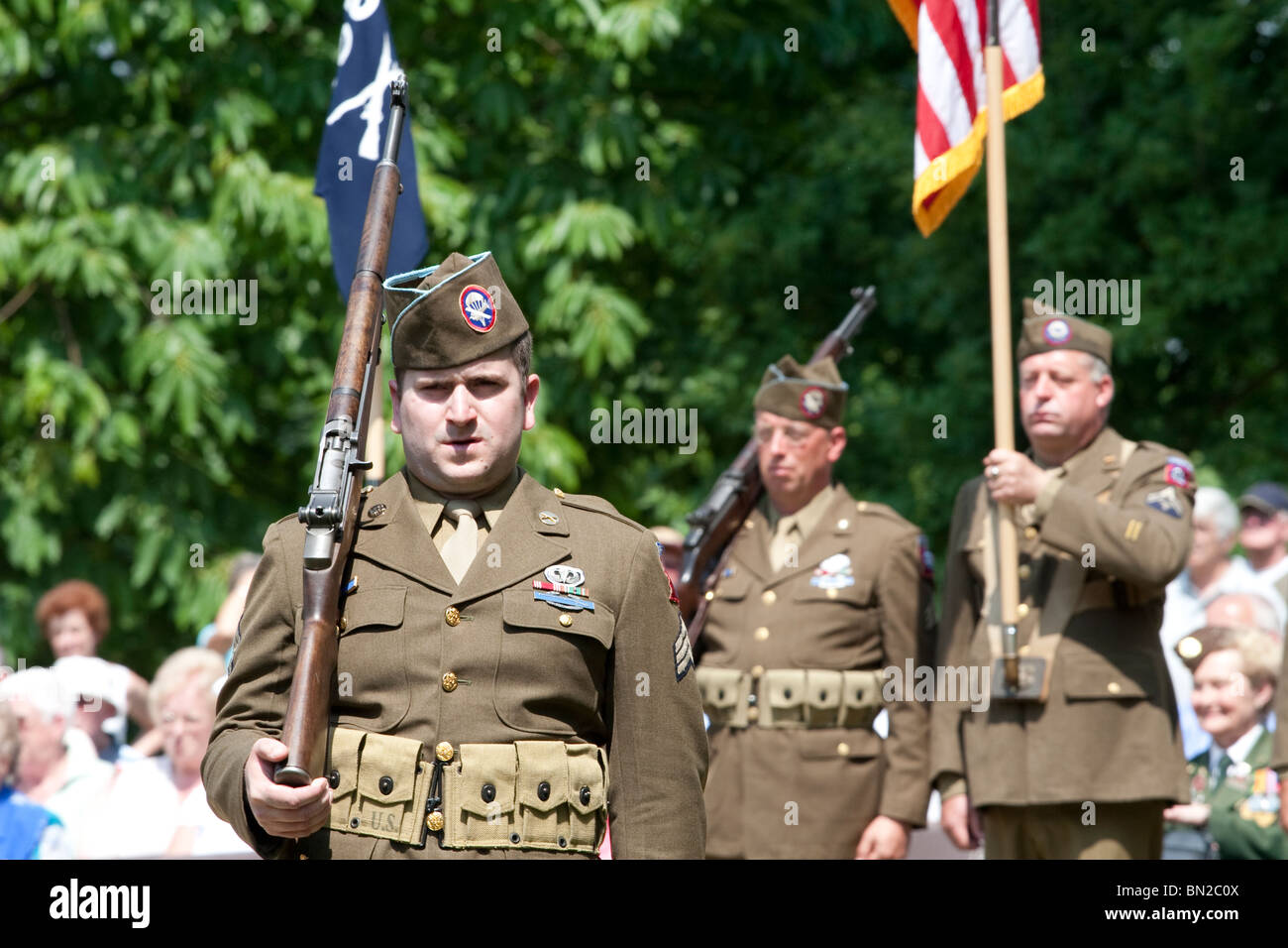 Un homme dans la guerre mondiale 2 American uniforme du régiment aéroporté Banque D'Images