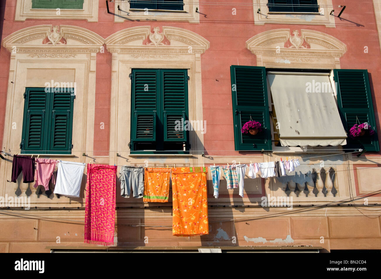 Rompe traditionnelles l'oeil façades distinguer les rues de Camogli, Riviera di Levante, Italie Banque D'Images