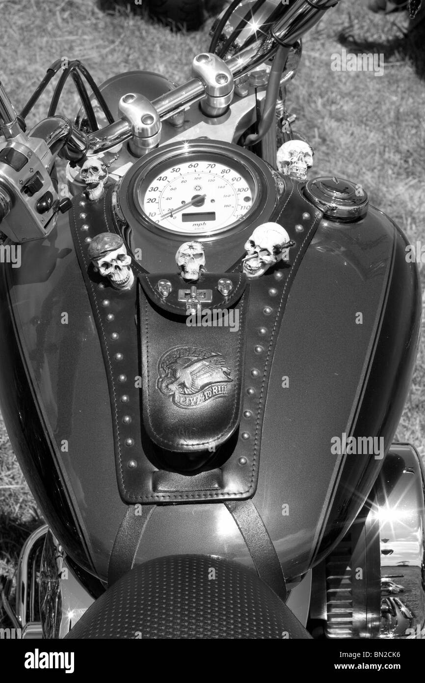 Une photo en noir et blanc d'un réservoir de carburant sur une Harley Davidson Moto Banque D'Images