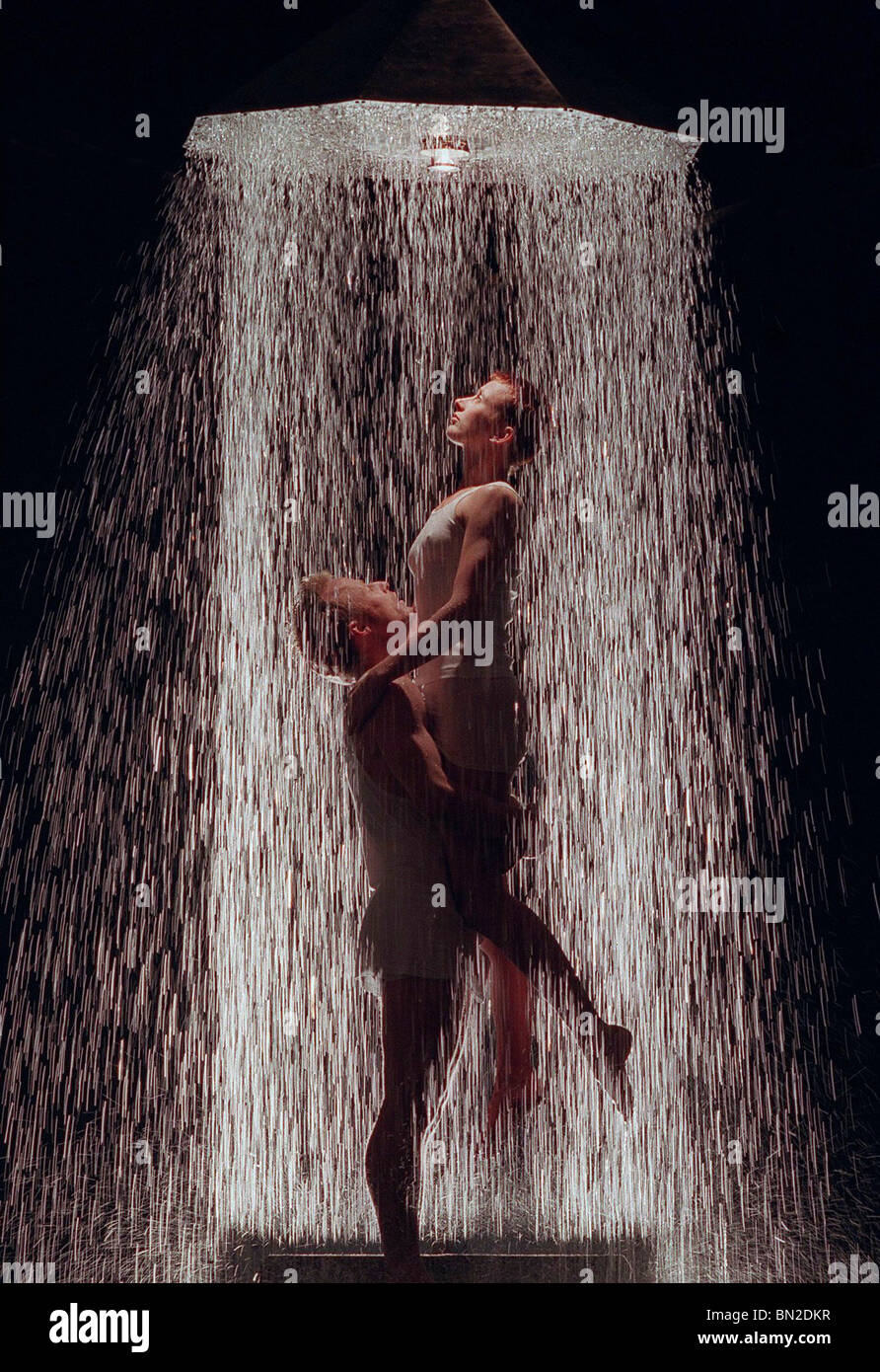 Performance de 'la plus petite chambre'. Une grande douche est utilisé dans le Brighton Festival production. Banque D'Images