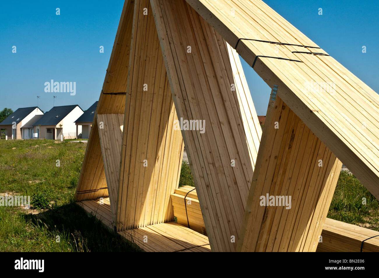 Fermes de toit en bois de la construction de logements nouveaux sur chantier - Indre-et-Loire, France. Banque D'Images