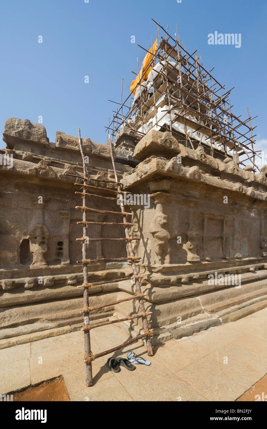 L'Inde Tamil Nadu Mamallapuram travaux en cours sur la rive temple de l'humanité déclaré par l'UNESCO immobilier Banque D'Images