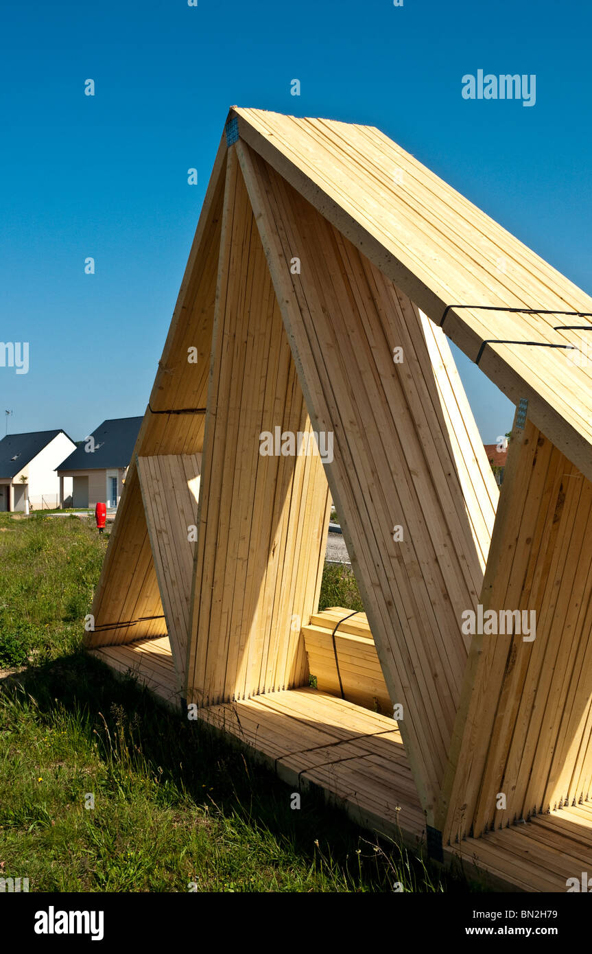 Fermes de toit en bois de la construction de logements nouveaux sur chantier - Indre-et-Loire, France. Banque D'Images