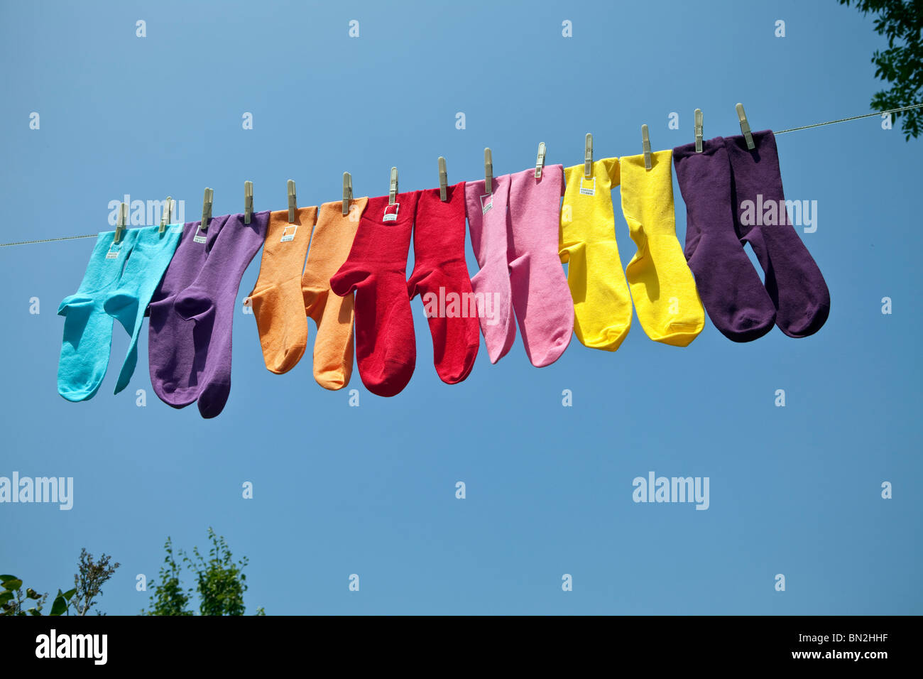 Pantone coloré chaussettes sur un lave-ligne Photo Stock - Alamy