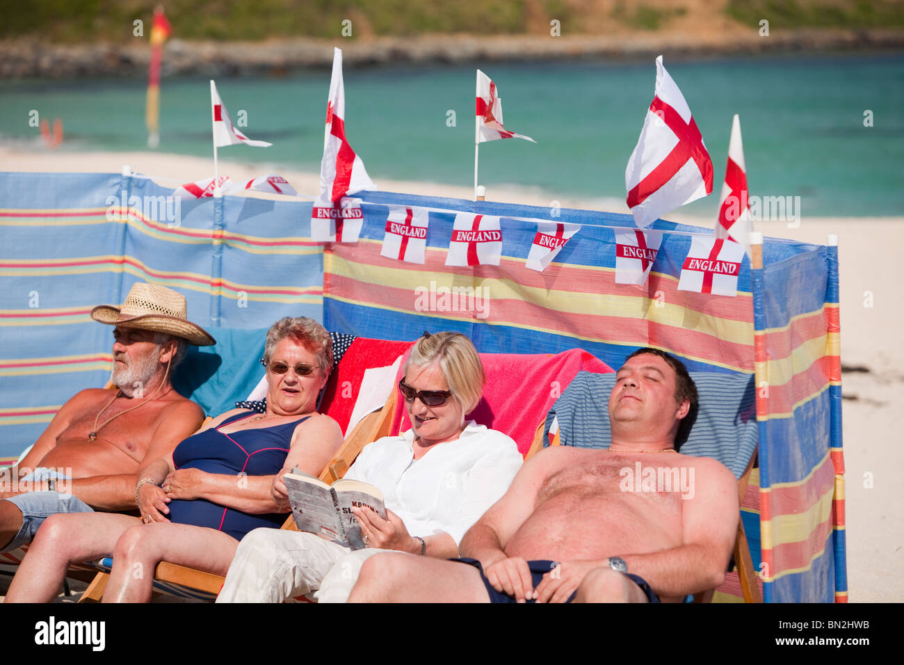 Les partisans de l'Angleterre de la coupe du monde à bronzer sur la plage à St Ives, Cornwall, UK. Banque D'Images
