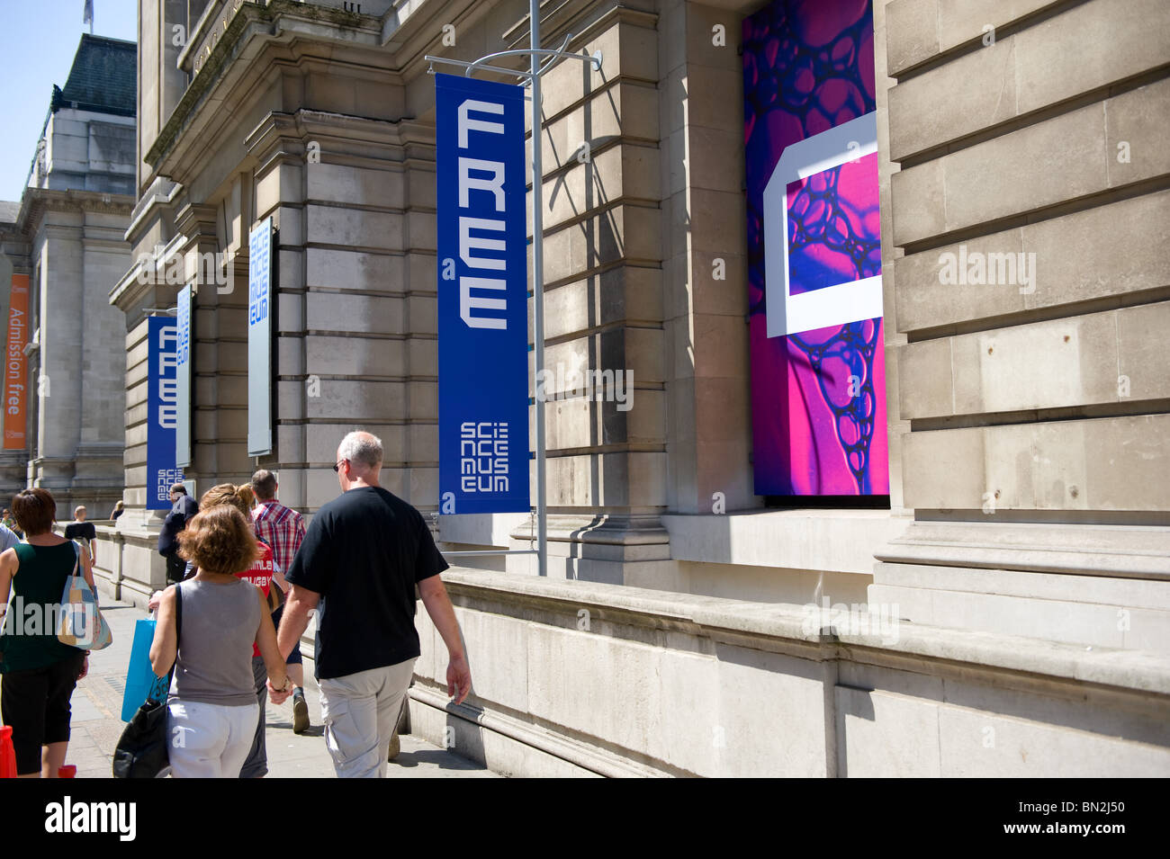 De nouveaux panneaux de signalisation à l'entrée au Musée des sciences de Londres, juin 2010 Banque D'Images