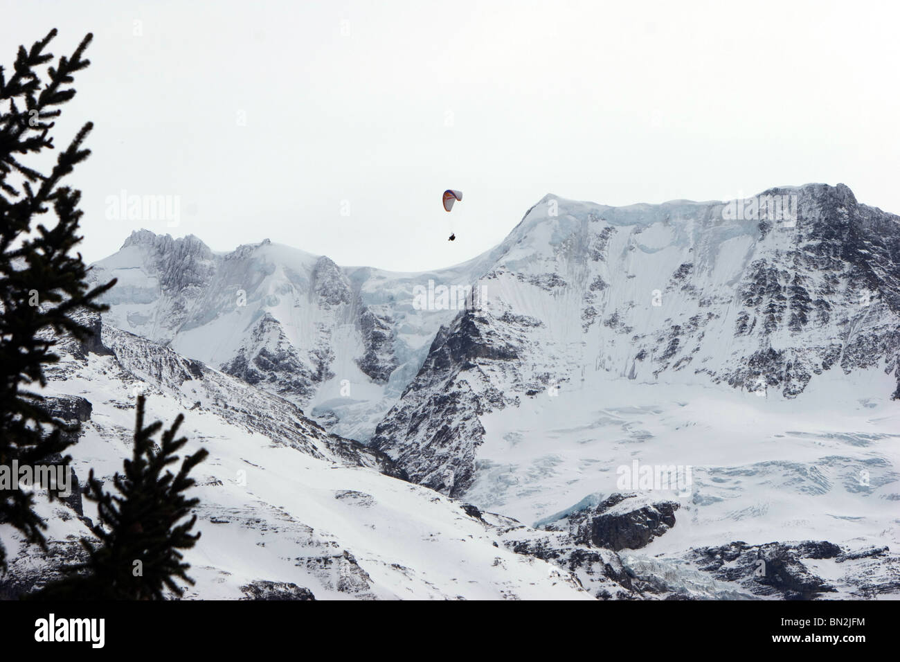 Alpes Suisses antenne : Murren parachuter dans la neige éternelle Alpes montagnes Banque D'Images