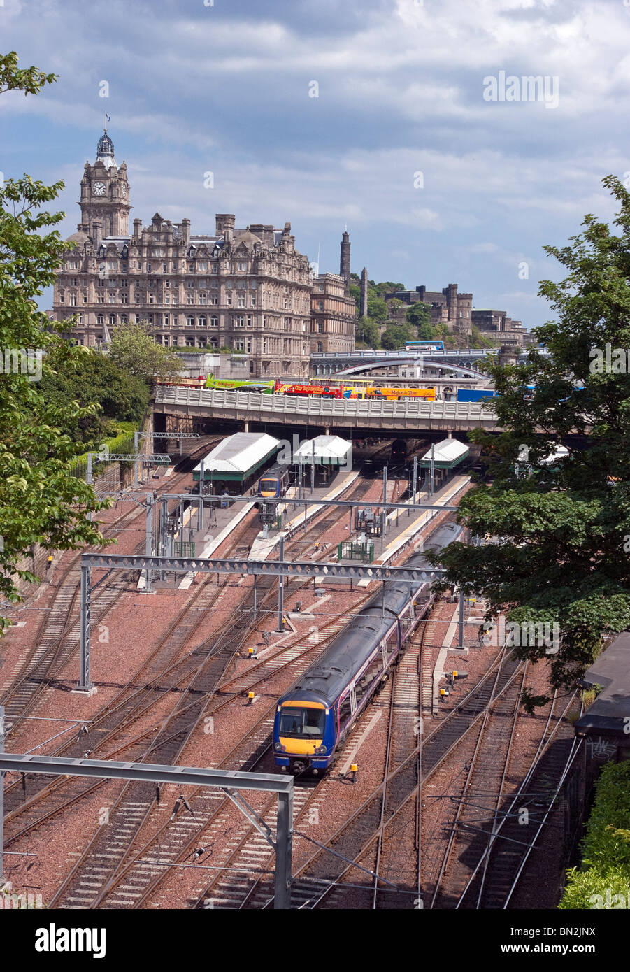 Arrivée de 14h00 à Glasgow Edinburgh Waverley Station au service de train à Édimbourg en Écosse Banque D'Images