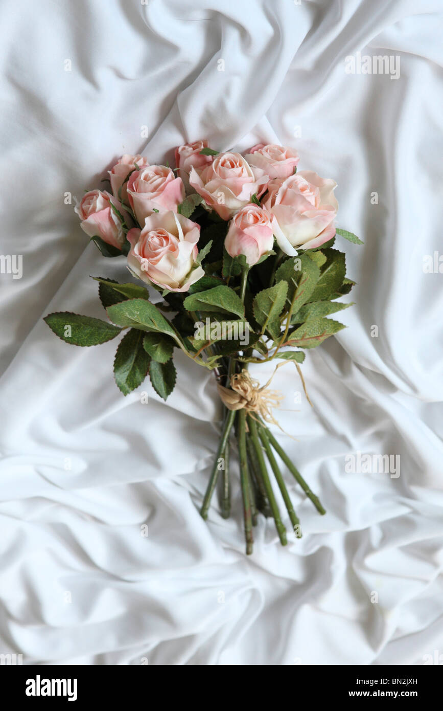 Roses rose sur fond blanc de fleurs en soie Banque D'Images