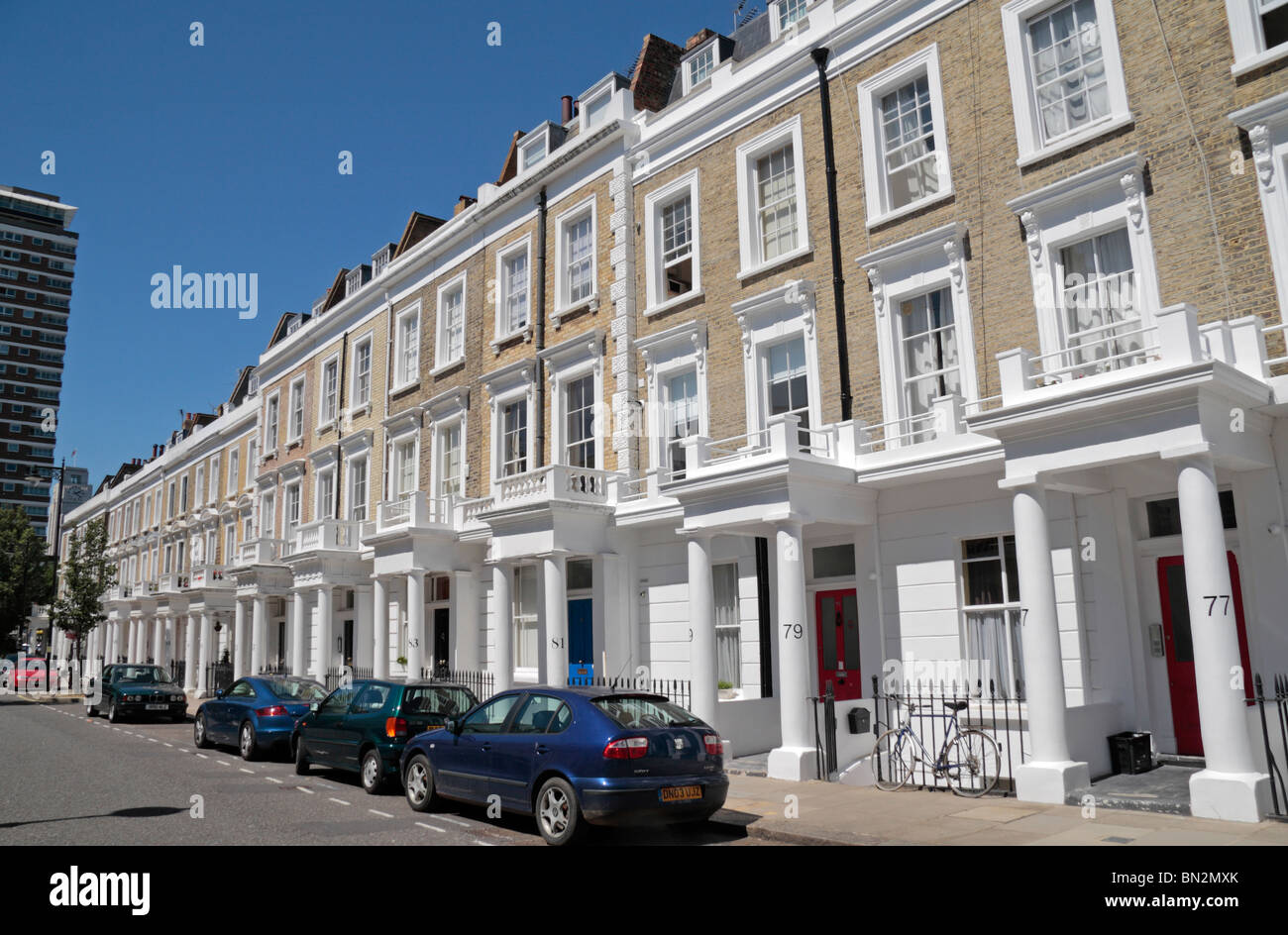 Une rangée de propriétés exclusives à Winchester Street, Pimlico, Londres, Royaume-Uni. Banque D'Images